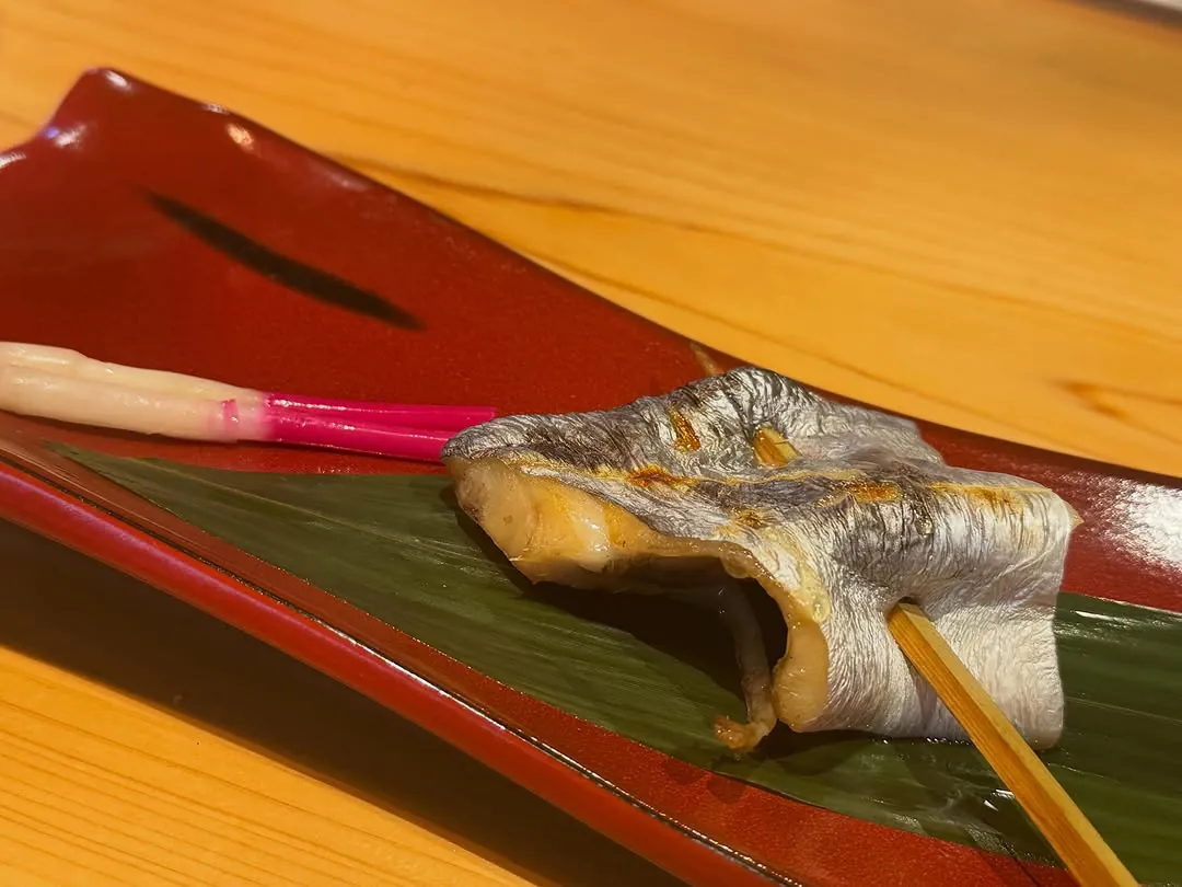 太刀魚を炭火で焼き上げる原始焼き